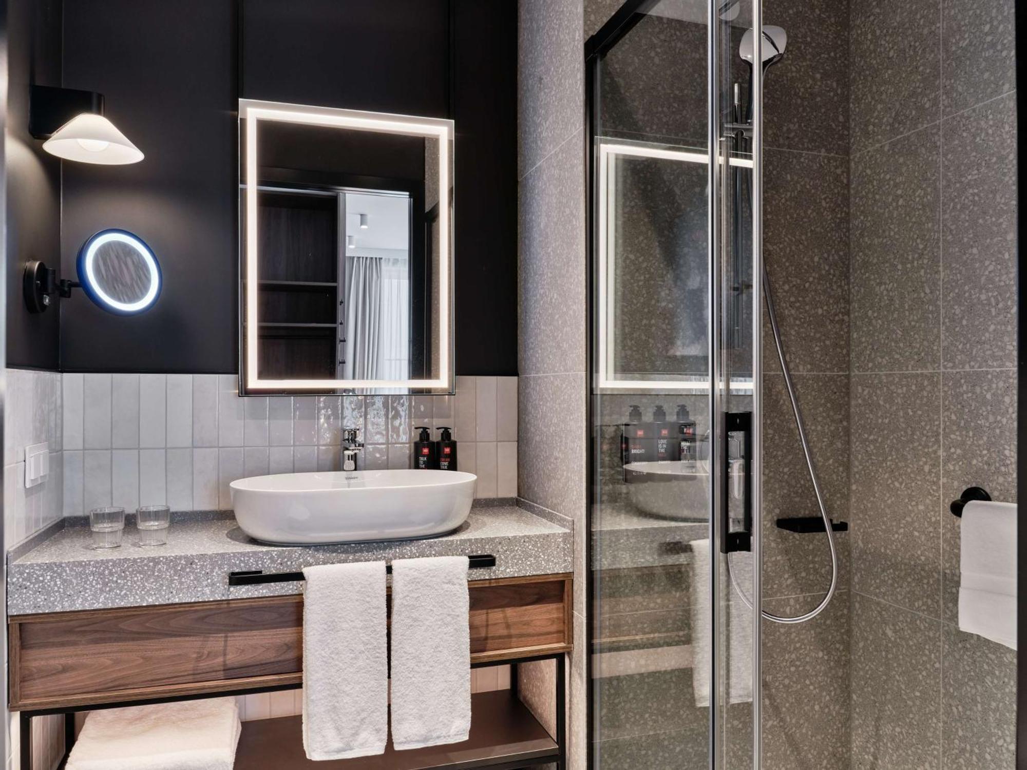 Radisson Red & Radisson Red Apartments, 4*